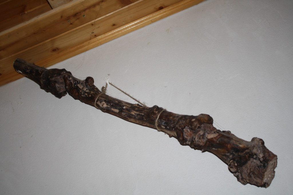 Podlouhlý ručně opracovaný dřevěný objekt